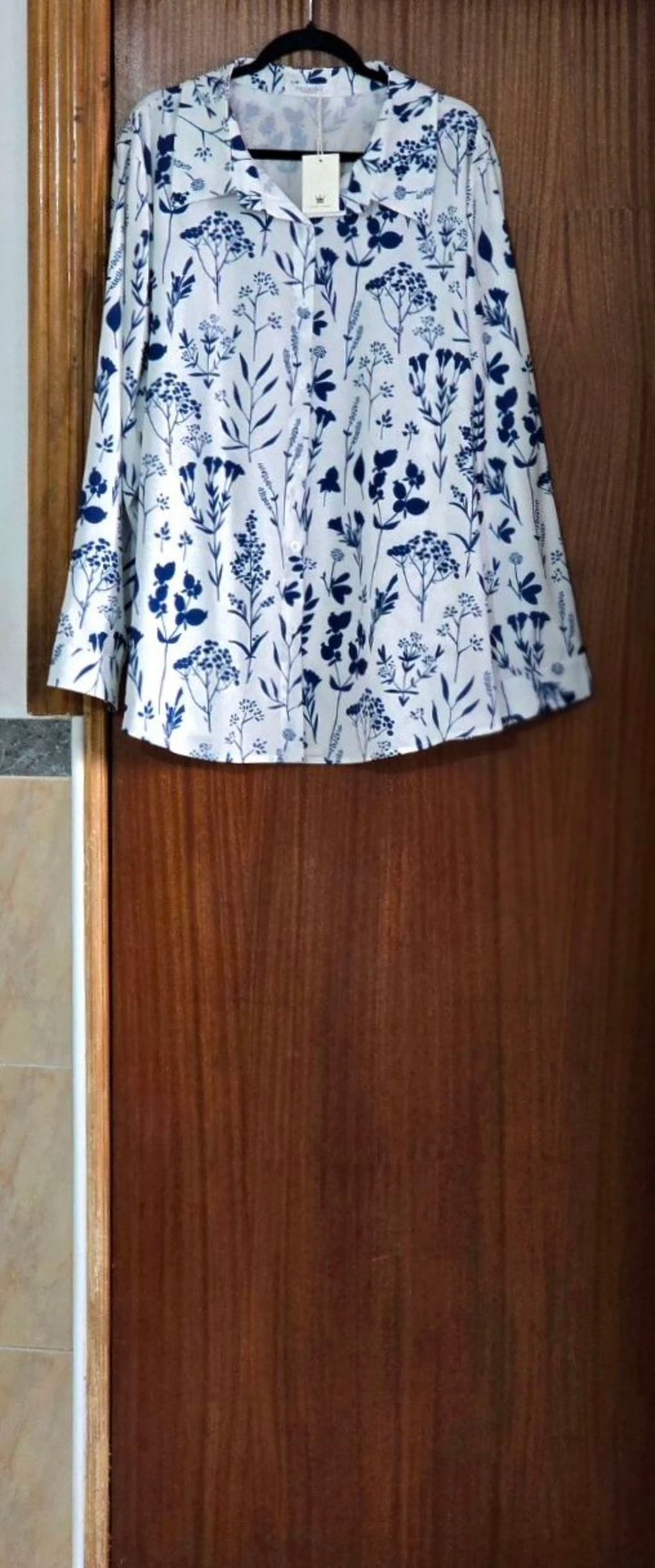 Camisa con estampado floral de manga larga.